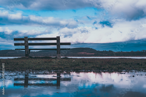 Canvas Print bench by the lake during the thaw