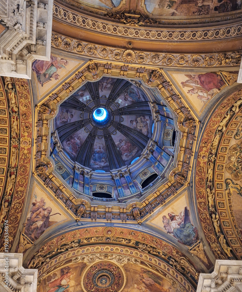 Obraz premium Ornate Cathedral Dome Interior