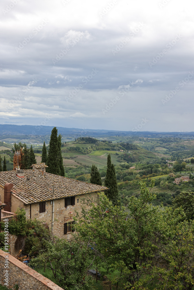 Naklejka premium Beautiful Tuscan landscape around San Gimignano, Tuscany, Italy