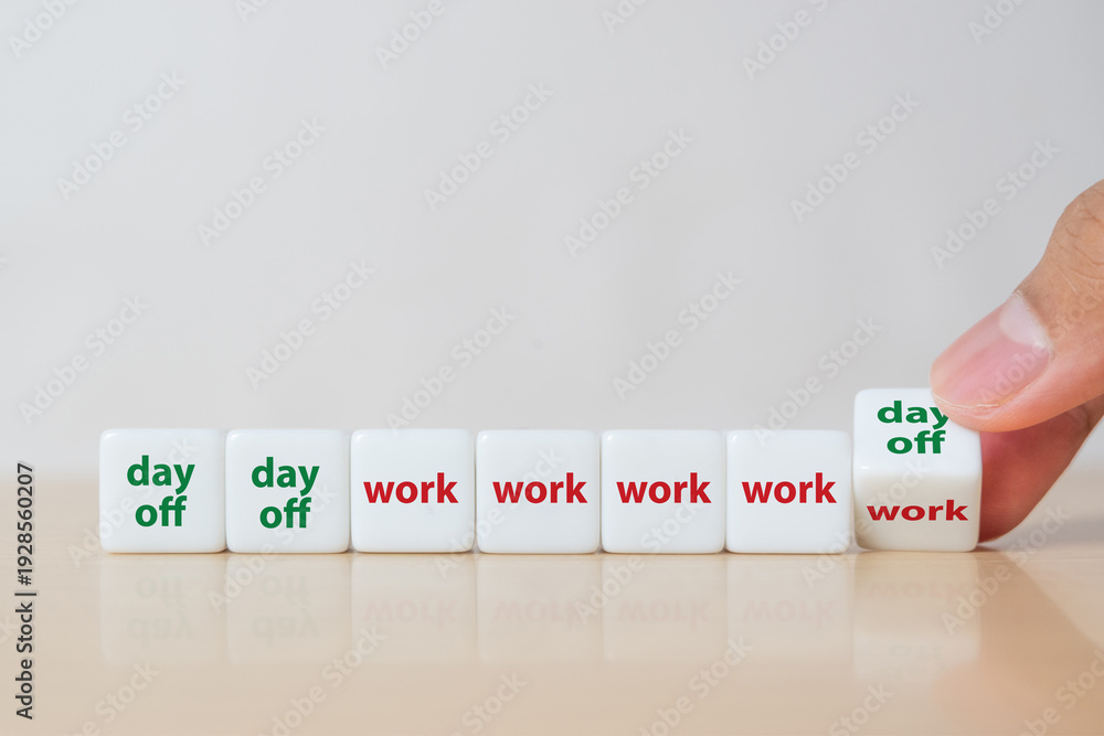 Obraz premium Symbol for a 4 day work week on dice