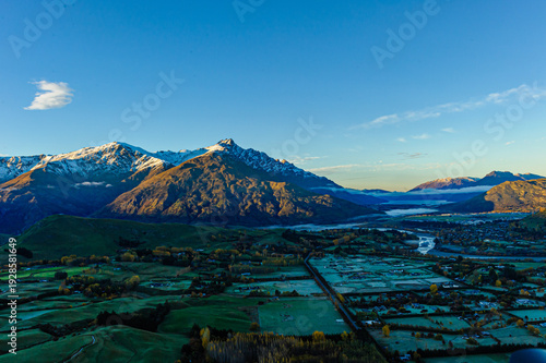 Tableau sur toile The Remarkables and Lake Wakatipu at Golden Hour, Queenstown, New Zealand