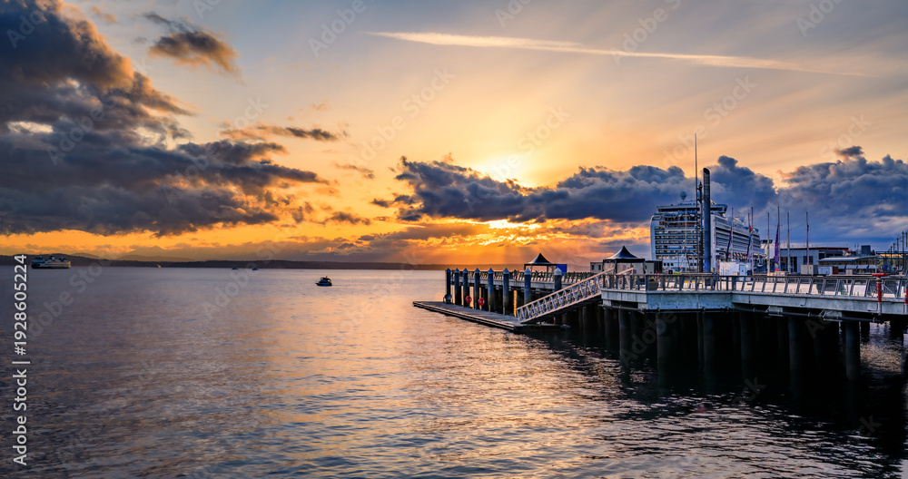 Obraz premium Pier 62 boardwalk overlooking the Puget Sound at sunset in Seattle, Washington
