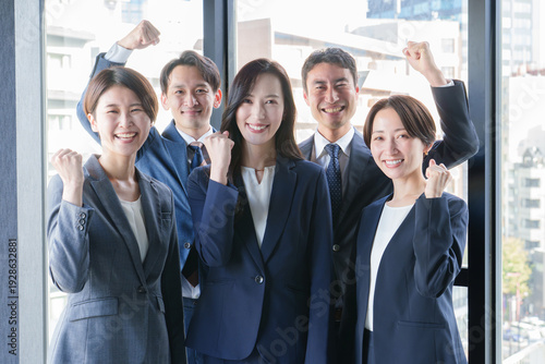 Wallpaper Mural ガッツポーズ　　グループ　ビジネスパーソン Torontodigital.ca