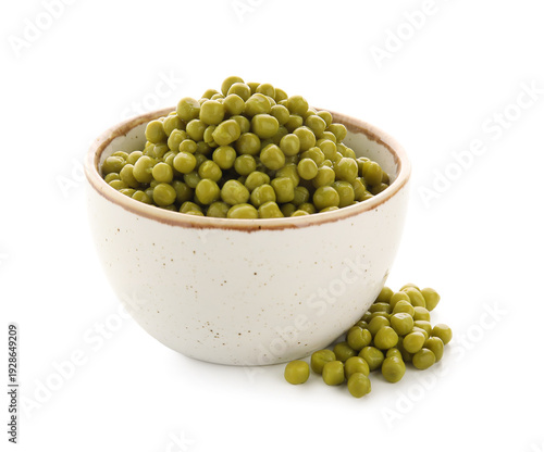 Bowl with green peas isolat...