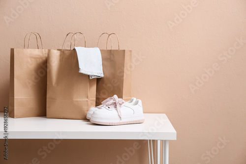 Paper shopping bags with st...