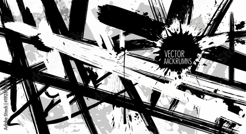 Abstrakter Grunge-Hintergrund mit dynamischen schwarzen Pinselstrichen und Farbspritzern auf weißer Fläche, ideal für moderne Designs.