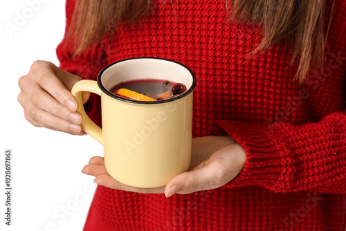 Foto Young woman holding mug of hot mulled wine on white background, closeup