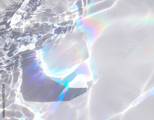 虹色の光の反射する水面