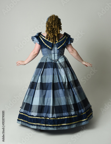 Foto Victorian Era Woman in historical victorian classical Blue Ball Gown, Plus Size Model, full length Back View pose walking away