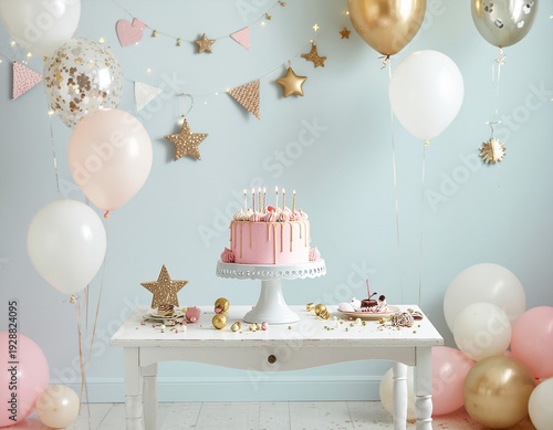 風船のデコレーションと誕生日ケーキ
