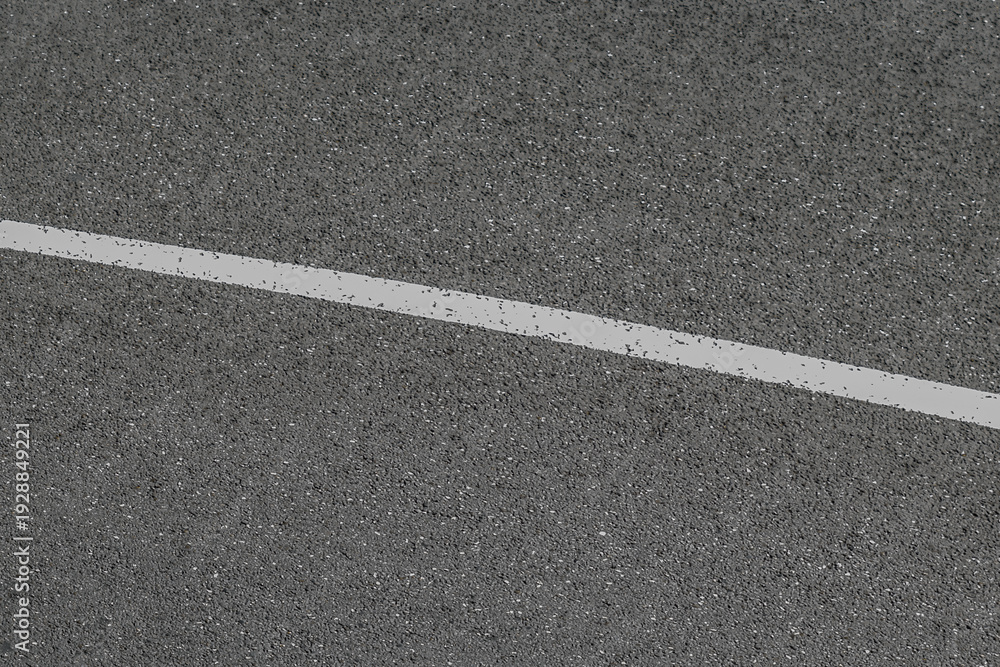 Fototapeta premium Ligne blanche sur asphalte 
