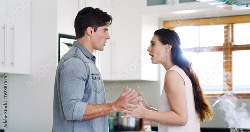 Fotografía Argument, angry and couple in kitchen with fight for relationship issue, conflict and mistake