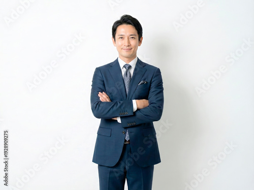 白背景で腕を組むビジネスマン