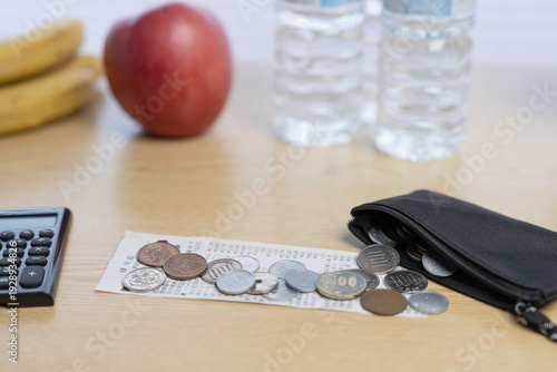 日本の小銭とレジ袋、節約や家計管理、買い出しをイメージ