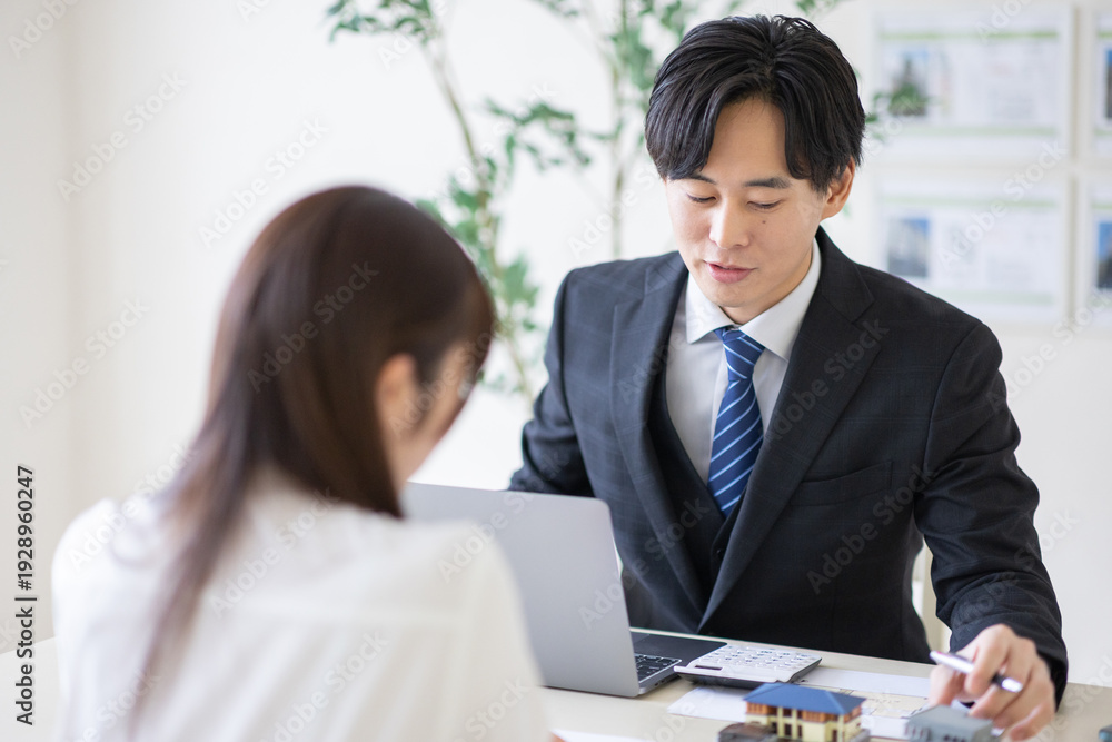 Fototapeta premium 物件を紹介する不動産屋の男性