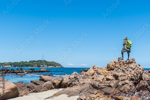 Bild auf Leinwand Traveler Standing on the Rocky Beach in Trincomalee, Sri Lanka