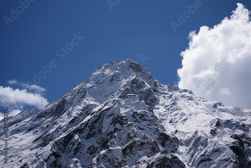 Fotografia Snow covered himalayan Peaks in Uttarakhand, India