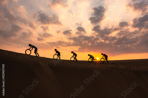 Fotografía Life of Cham Women and Children on Nam Cuong Sand Dunes at Sunset, Ninh Thuan, V