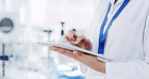 Tableau sur toile Scientist, hands and research with tablet for medical experiment, outcome or results in laboratory