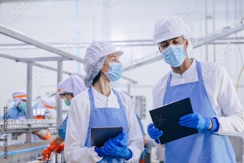 Tableau sur toile Food hygiene officer inspecting and certifying the cleanliness of fish productio