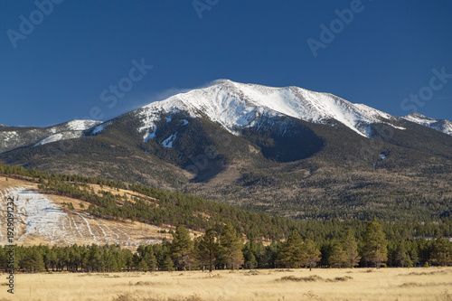 Foto Majestic Snow Capped Humphreys Peak in Flagstaff Arizona with Pine Forest and Co