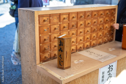 神社でおみくじを引く人