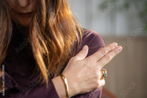 Self-guided EMDR shoulder tapping practice supporting nervous system regulation and emotional balance. Highlights calm pacing and mindful awareness.