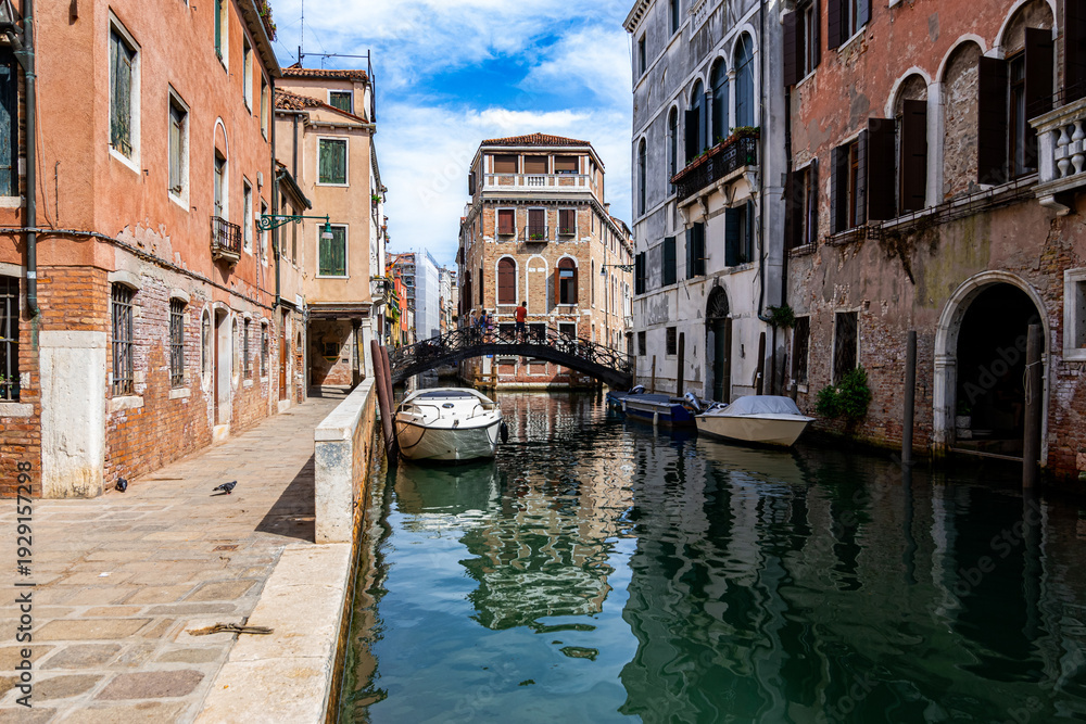Fototapeta premium View of the canals of Venice (Italy)