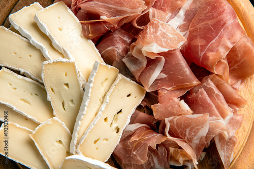 Fotografie Prosciutto crudo e formaggio brie, antipasto europeo