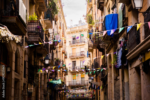 Canvastavla old street in old center of barcelona in spring day in the raval district