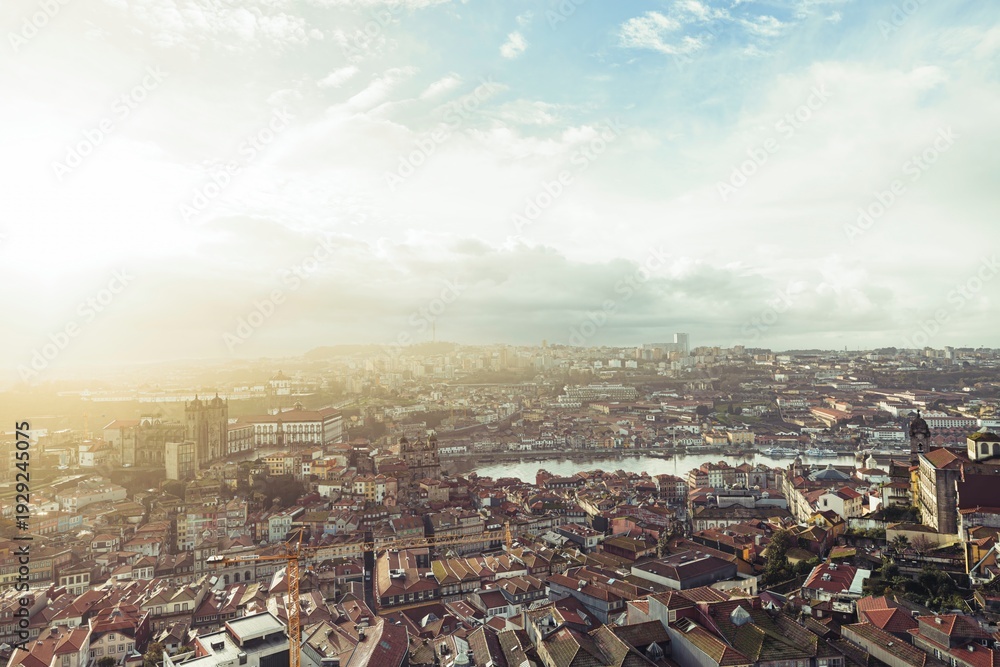 Obraz premium Documenting a landscape marked by record-breaking price hikes and substantial supply contraction in Porto, highlighting the impact of hostile architecture on communities