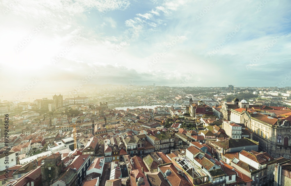 Obraz premium Amid record-breaking price hikes and substantial supply contraction, Porto faces socio-economic friction and urban displacement shaped by hostile architecture