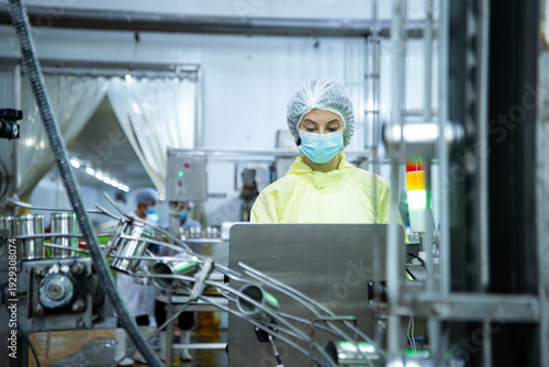 Wallpaper Mural Quality control officers inspect the can conveyor system Torontodigital.ca