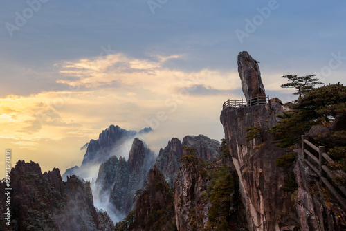 Schilderij op canvas Huangshan West Sea Grand Canyon, peculiar peak, Flying Rock, sea of clouds, and