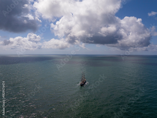 Le Belem est le dernier trois-mâts barque français à coque en acier, un des plus anciens trois-mâts en Europe en le plus grand voilier français. photographié près des passes du Bassin d'Arcachon.