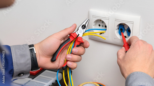 Tableau sur toile electrician fixing electrical outlet