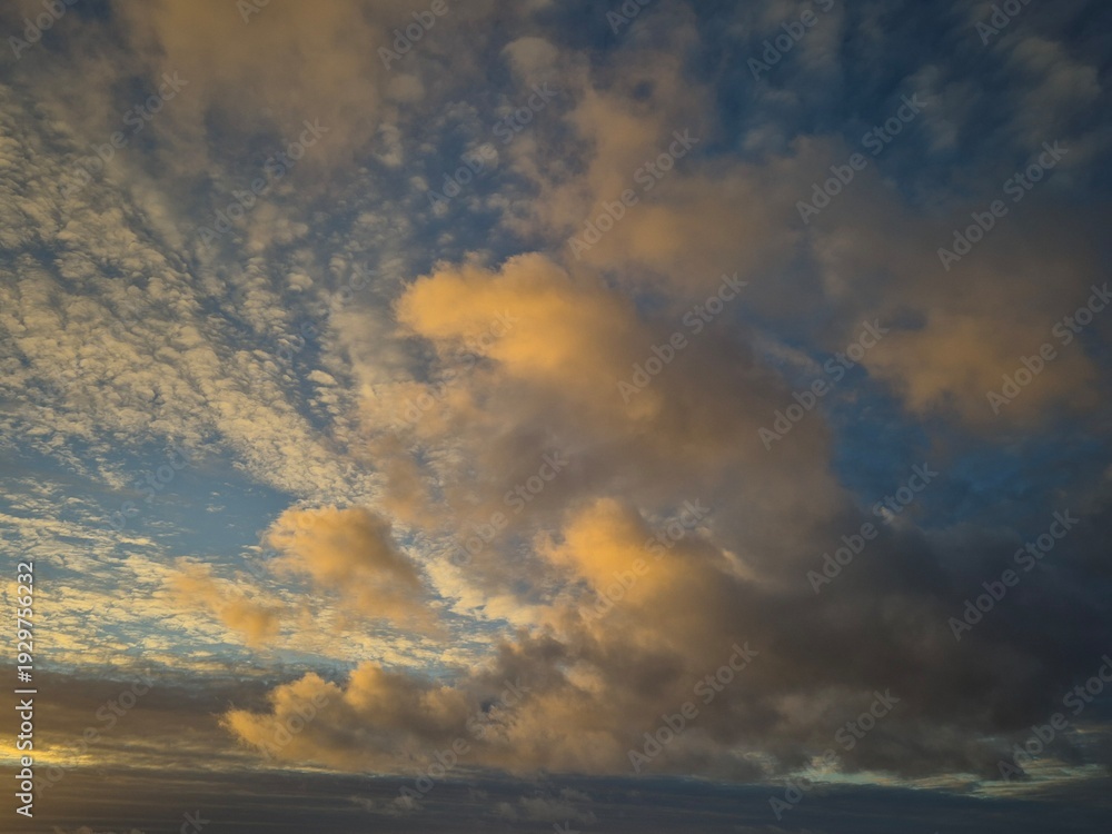 Fototapeta premium Cielos al atardecer durante el mes de Febrero