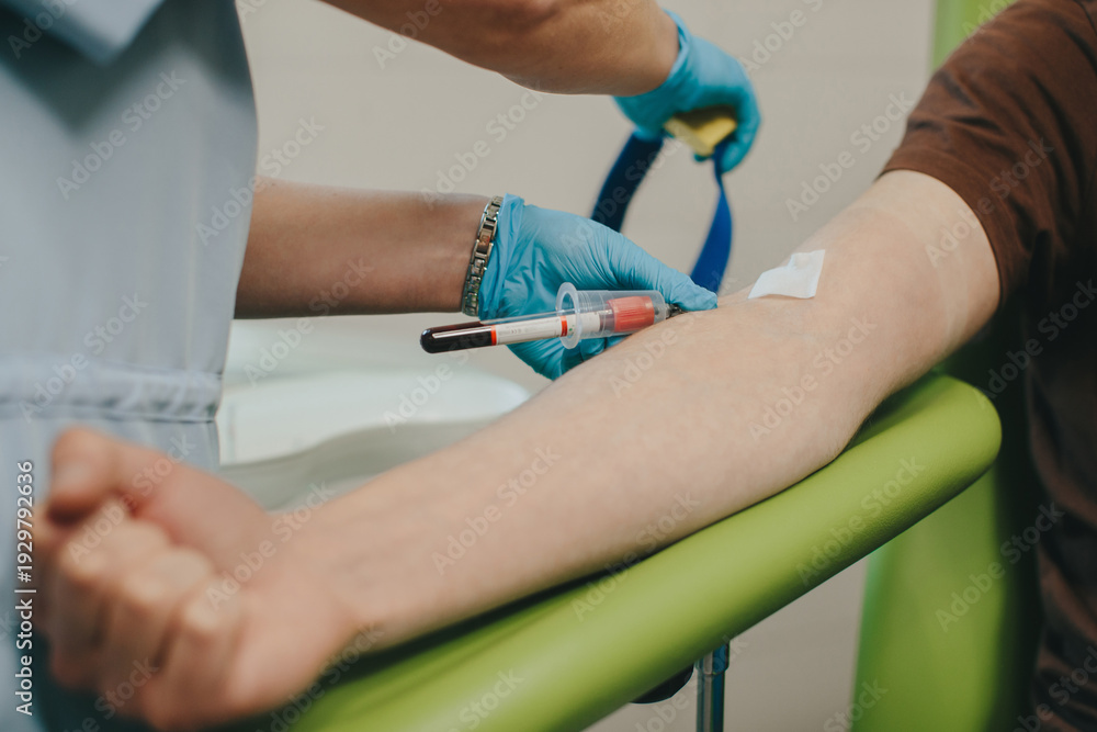 Obraz premium Healthcare professional collecting blood sample from patient arm