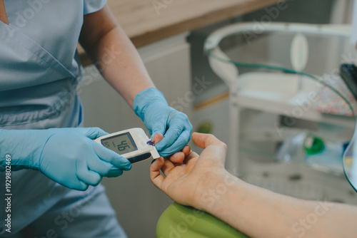 Εκτύπωση καμβά Healthcare professional performing blood glucose test in clinic