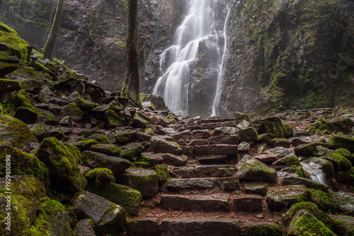 Wasserfall Strukturen in schwarzweiss