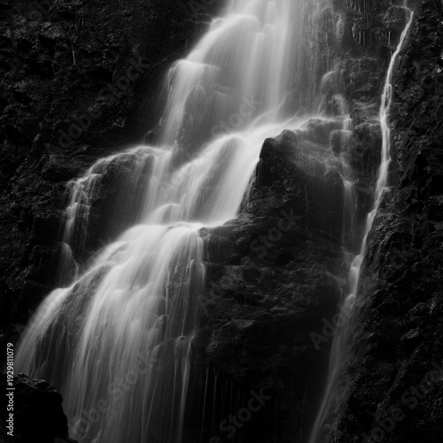 Wasserfall Strukturen in schwarzweiss