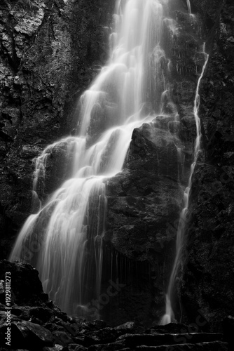 Wasserfall Strukturen in schwarzweiss