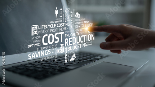 Foto This image illustrates key concepts in cost reduction and budgeting strategies within a modern workspace, highlighting the importance of optimization for business success