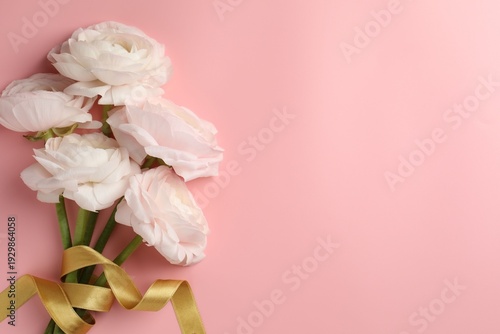 Foto Bouquet of beautiful ranunculus flowers on pink background, top view