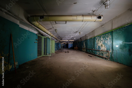 Fotografía Abandoned underground basement, bunker, bomb shelter