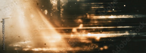 Fundo abstrato com textura vintage, luzes alaranjadas em movimento e efeito granulado de filme antigo.