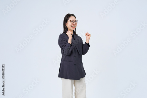 応援のポーズをする若いビジネスウーマン