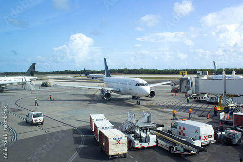Aviones en plataforma de aeropuerto esperando para despegar