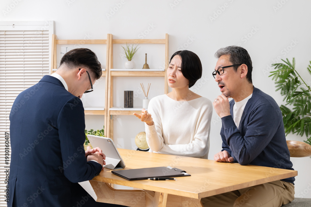 Fototapeta premium 営業をするビジネスマン クレーム トラブル