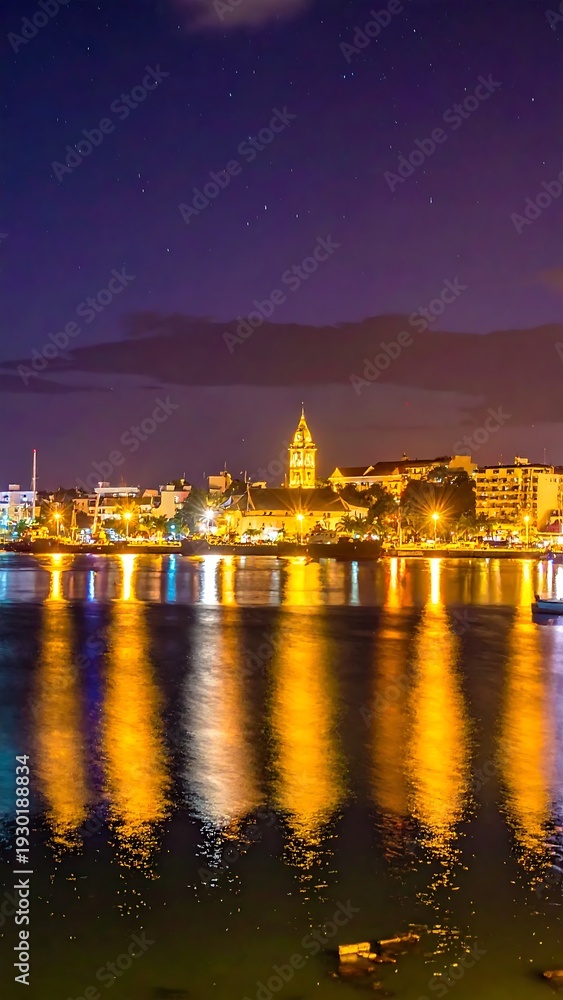Obraz premium A serene cityscape at night with a body of water